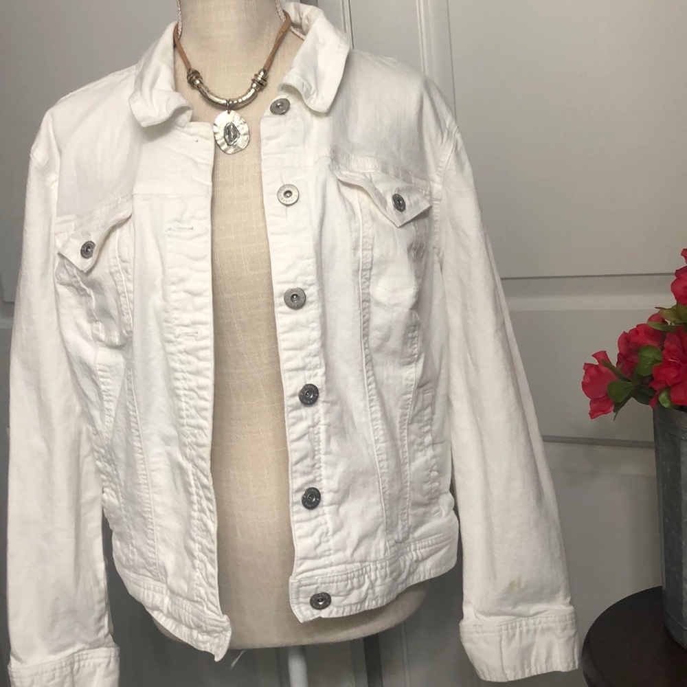 White Jean jacket . Size Xlarge